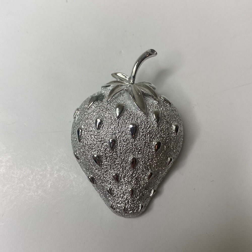 Sarah Cov Silver Strawberry Brooch Pin Textured Finish Vintage Jewelry Collectib